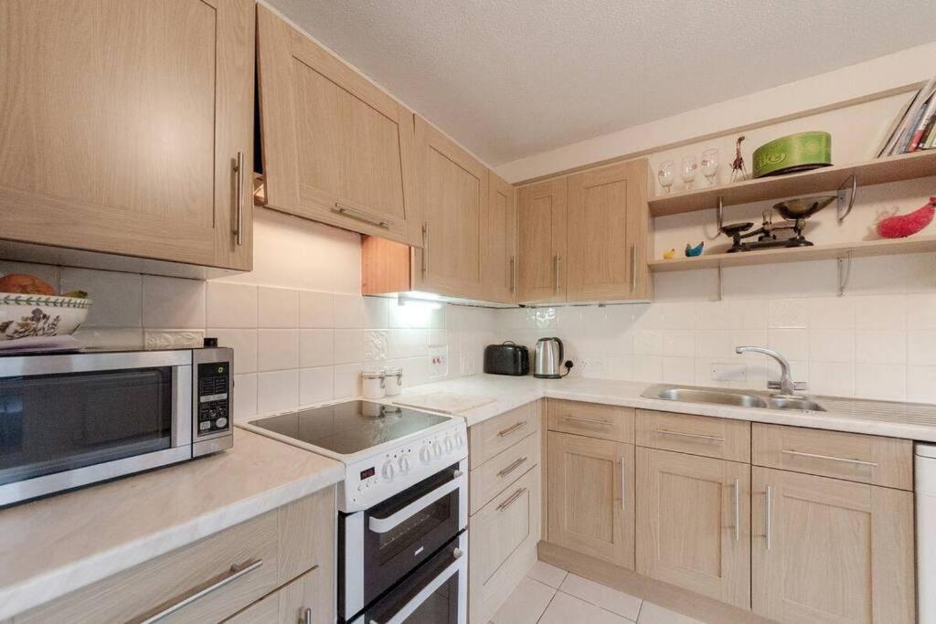 Spacious Two Double Bedroom Flat ลอนดอน ภายนอก รูปภาพ